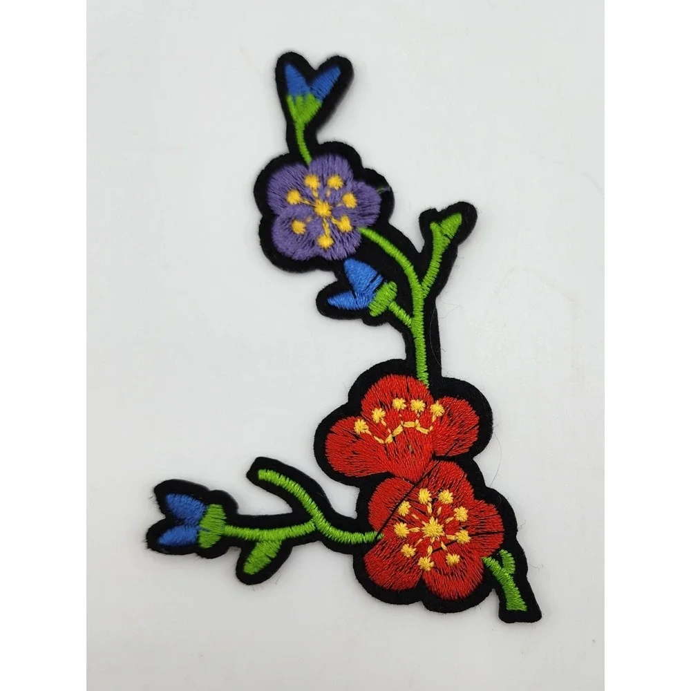 LOT OF 3 EMBROIDERED FLOWERS AND HEARTS PATCHES‎